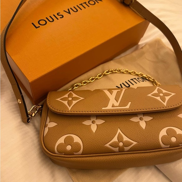 100% AUTHENTIC LV WALLET ON CHAIN - Picture 7 of 11
